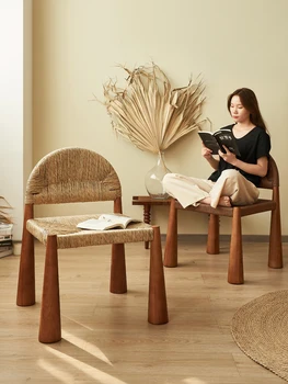 Обеденные стулья изготовлены из массива дерева и предназначены для домашнего использования. Спинки, стулья, современный и минималистичный дизайн небольших помещений